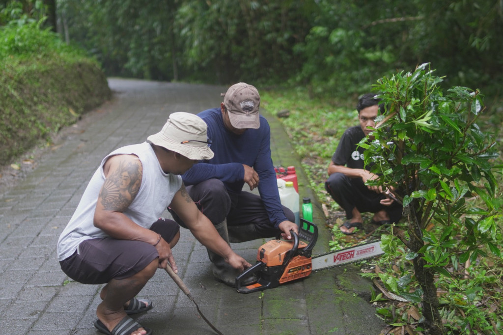 Gotong Royong : Upaya Menjaga Kebersihan Lingkungan Serangkaian Bulan Bhakti Gotong Royong Masyarakat Desa Pangsan 2025